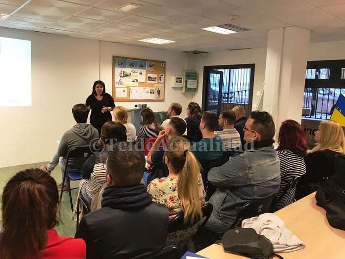 La charla tiene como ponente a la concejala Gloria Cabrera (Foto TA)